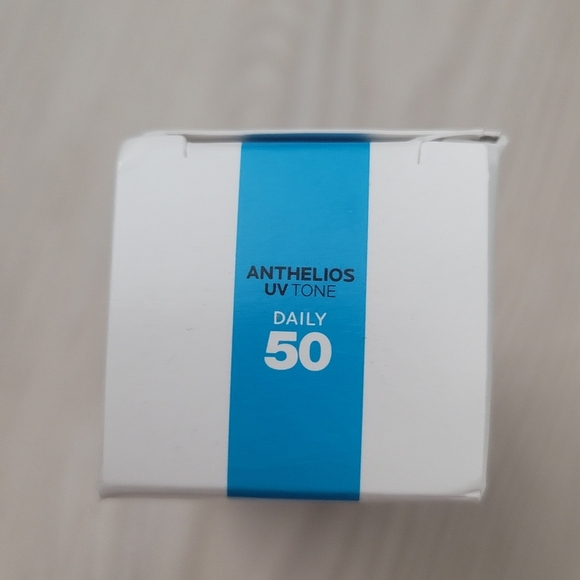 New LA ROCHE-POSAY SPF 50 Sunscreen With Niacinamide 50 Ml - Picture 9 of 12